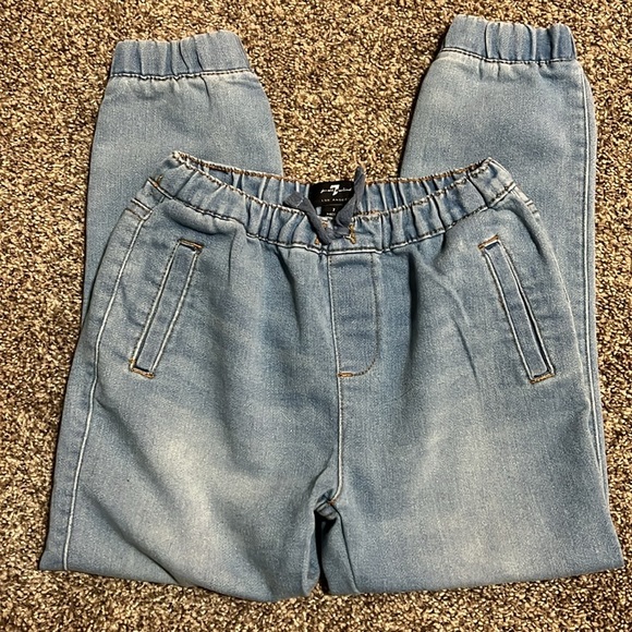 7 For All Mankind pull on pants - Picture 2 of 5